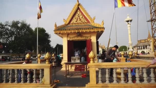 Orang berdoa di dekat kuil di Asia — Stok Video