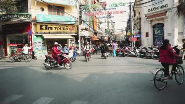 Passagem de tráfego de motocicleta através da cidade velha, Hanói Vietnã — Vídeo de Stock