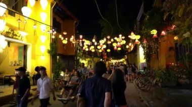 Akşam Sokağı Parlayan Fenerlerle süslenmiş. Hoian Vietnam