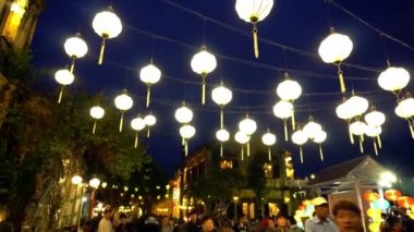Akşam Sokağı Parlayan Fenerlerle süslenmiş. Hoian Vietnam