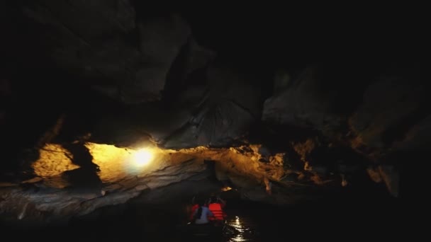 Vietnam, Tam Coc, grot grot, ook bekend als Halong Bay in rijstvelden, is een van de natuurlijke wonderen van Vietnam. Tam Coc betekent in vertaling Drie grotten . — Stockvideo