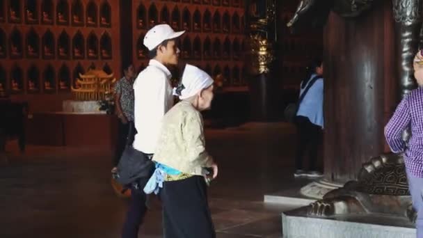 불교인 파고 다 바이 디나 신전, 베트남 — 비디오
