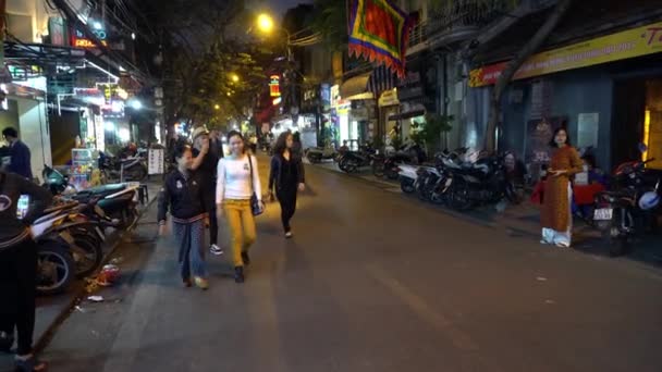 Straatscène met mensen t In de nacht in Hanoi, Vietnam. — Stockvideo
