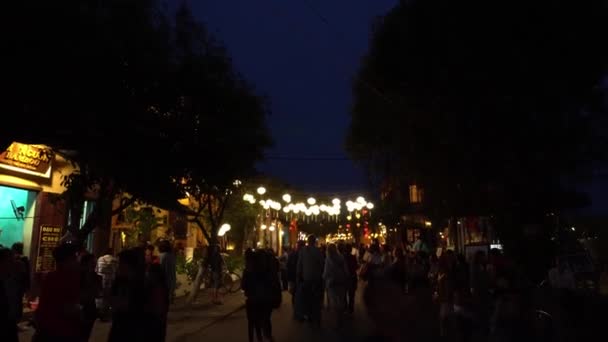 点亮灯笼点缀的夜街。Hoian Vietnam — 图库视频影像
