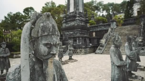 Città di Hue, Vietnam: statue a Khai Dinh Tomba imperatore a Hue, Vietnam. Un patrimonio mondiale dell'UNESCO. — Video Stock