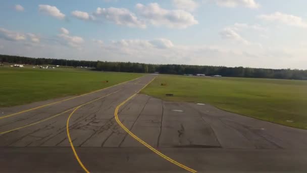 L'aereo passeggeri sta aumentando la velocità sulla pista e decolla . — Video Stock