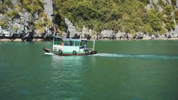 Malé lodě v Halong Bay. Cat Ba. Vietnam — Stock video