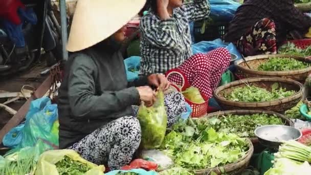 Ludzie kupują i sprzedają owoce morza i warzywa na ulicznym rynku żywności w Azji — Wideo stockowe