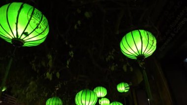 Akşam Sokağı Parlayan Fenerlerle süslenmiş. Hoian Vietnam