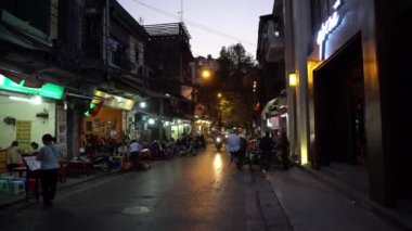 Hanoi, Vietnam 'da Gece İnsanlarıyla Sokak Sahnesi.