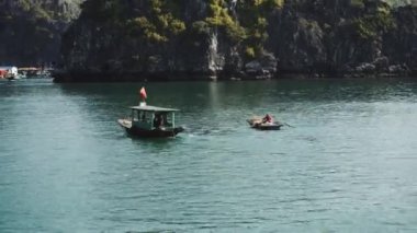 Turist Gemi Gemisi Halong Körfezi 'nde, Cat Ba Adası Vietnam' da