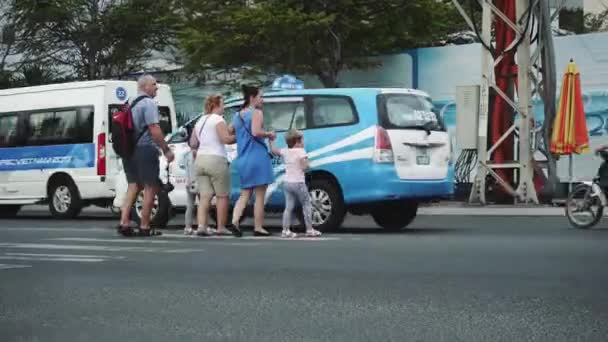 Estrada congestionada em Nha Trang, Busy Rush Hour, Infraestrutura, Transporte, Vietnã — Vídeo de Stock