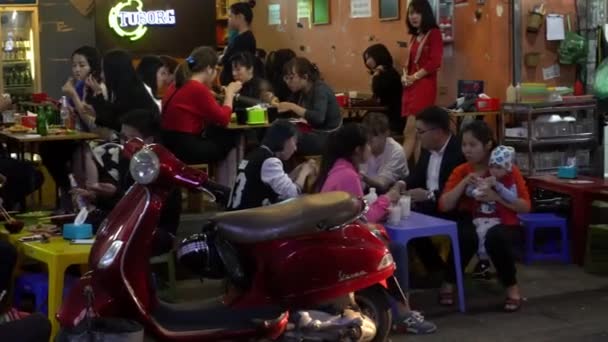 Street Scene med människor i restaurangen i natten i Hanoi, Vietnam. — Stockvideo