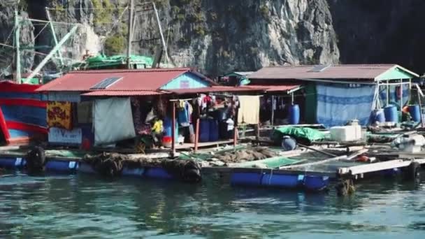 在下龙湾漂浮渔村。Cat Ba Island, Vietnam. — 图库视频影像