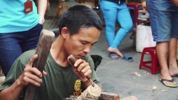 Escultura em madeira feita por um cara em Hoi An Vietnam 4K — Vídeo de Stock