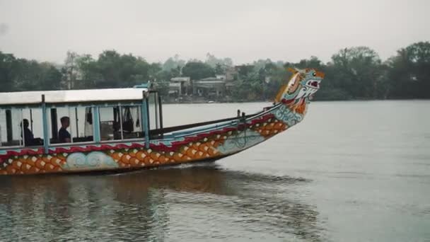 Perahu yang indah di tepi pantai. Hue, Vietnam. — Stok Video