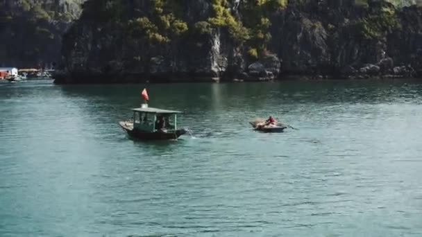 Crucero turístico barco en Lagoon Halong Bay, Cat Ba Island Vietnam — Vídeo de stock