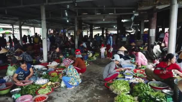 Folk köper och säljer fisk och grönsaker på gatumarknaden i Asien — Stockvideo