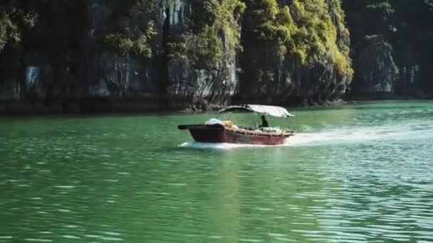 Crucero turístico barco en Lagoon Halong Bay, Cat Ba Island Vietnam — Vídeos de Stock