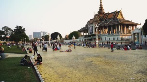 Het plein van het paleis in Phnom Penh 4k — Stockvideo