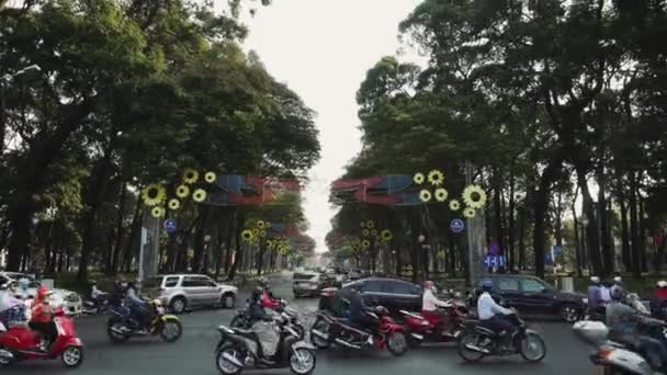 A nyüzsgő utcai jelenet Ho Chi Minh Cityi, Vietnam, Óváros, Motorkerékpárok Cars Forgalom 4k — Stock videók