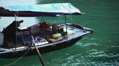 Halong Körfezi 'ndeki küçük tekneler. Kedi Ba. Vietnam