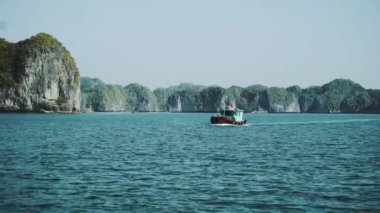 Halong Körfezi 'ndeki küçük tekneler. Kedi Ba. Vietnam