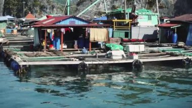 Ha Long Körfezi 'nde yüzen balıkçı köyü. Cat Ba Adası, Vietnam.