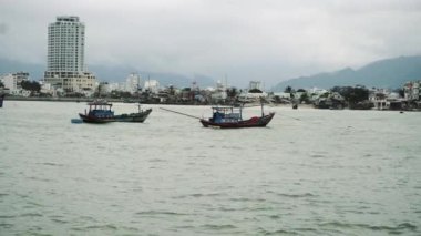 Nha Trang 'daki fakir bir köyde balıkçı teknesi. 4K