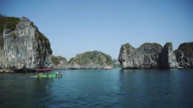 Turist Gemi Gemisi Halong Körfezi 'nde, Cat Ba Adası Vietnam' da