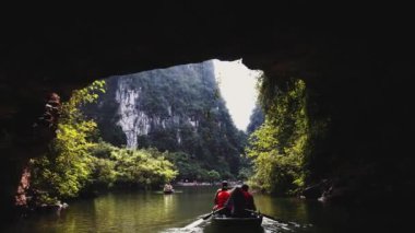 Ninh Binh, Vietnam 'da kürek çeken adam.