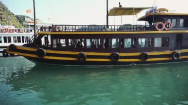 Turist Gemi Gemisi Halong Körfezi 'nde, Cat Ba Adası Vietnam' da