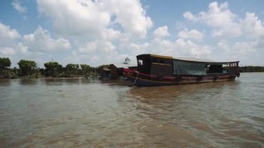 Geleneksel Vietnam feribotu insanları ve bisikletlerini Vietnam, Güney Doğu Asya 'daki Mekong Nehri' nden geçiriyor.