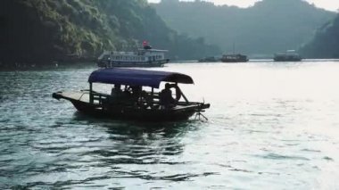 Turist Gemi Gemisi Halong Körfezi 'nde, Cat Ba Adası Vietnam' da