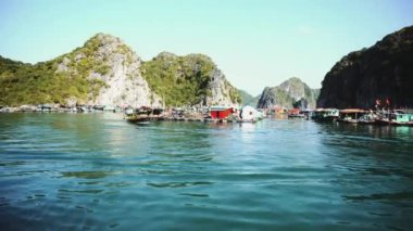 Ha Long Körfezi 'nde yüzen balıkçı köyü. Cat Ba Adası, Vietnam.