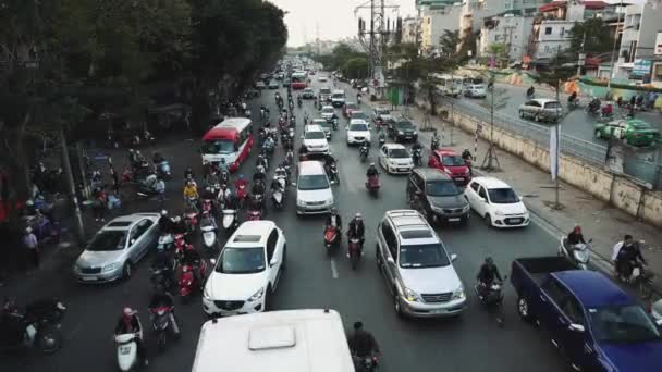 Hanoi 'deki Yoğun Yol, Yoğun Trafik Saati, Altyapı, Ulaşım, Vietnam — Stok video