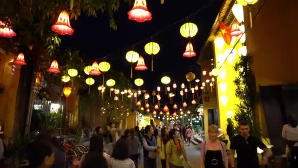 Akşam Sokağı Parlayan Fenerlerle süslenmiş. Hoian Vietnam — Stok video