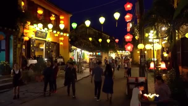 Akşam Sokağı Parlayan Fenerlerle süslenmiş. Hoian Vietnam — Stok video