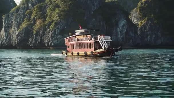 Tourist Cruise Ship Boat I Lagoon Halong Bay, Katt Ba Island Vietnam — Stockvideo