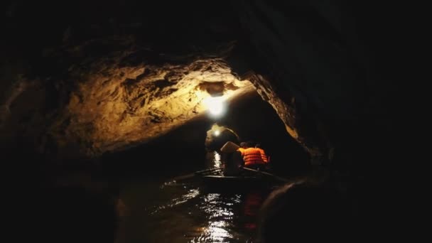 Hombre bote de remos en Ninh Binh, Vietnam — Vídeos de Stock