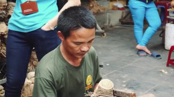 Drewno rzeźbione przez faceta w Hoi An Vietnam 4k — Wideo stockowe