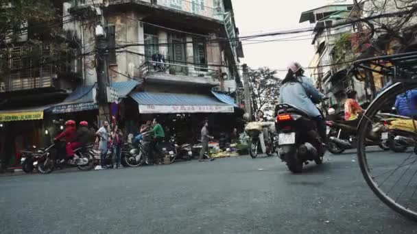 A cena de rua Bustling de Hanói, Vietnã, Cidade Velha, Motos Tráfego de carros — Vídeo de Stock