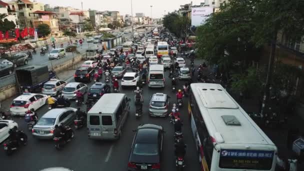 La bulliciosa escena de la calle de Hanoi, Vietnam, Ciudad Vieja, Motos Tráfico de Coches — Vídeo de stock