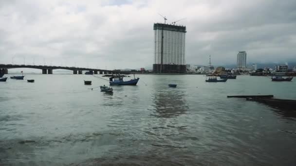 Barco de pesca em Anchor Off Village pobres em Nha Trang. 4K — Vídeo de Stock