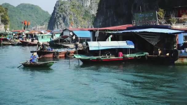 Маленькие лодки в заливе Халонг. Кэт Ба. Вьетнам — стоковое видео