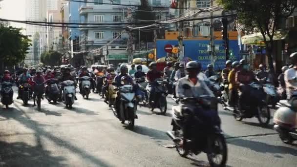 Die geschäftige Straßenszene von Ho-Chi-Minh-Stadt, Vietnam, Altstadt, Motorräder Autoverkehr 4k — Stockvideo