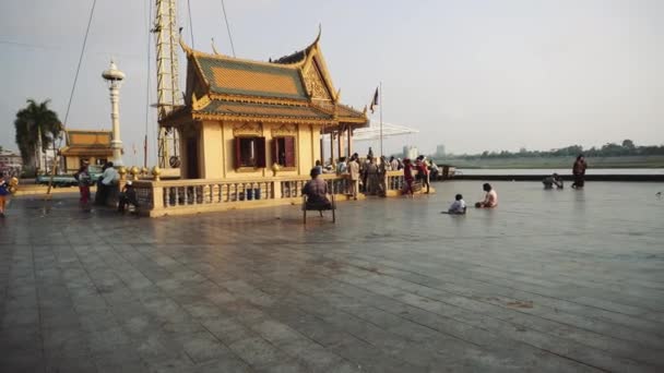 Lidé se modlí blízko chrámu v Asii — Stock video