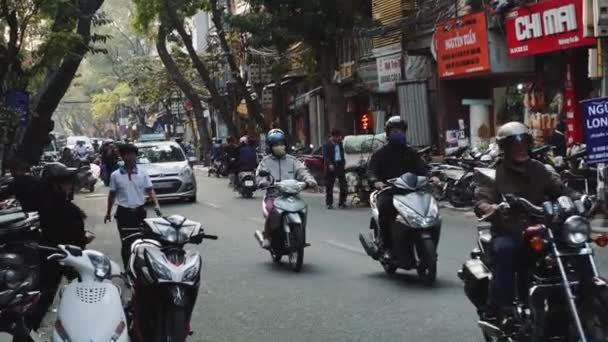 La scena Bustling Street di Hanoi, Vietnam, Città Vecchia, Motocicli Auto Traffico — Video Stock