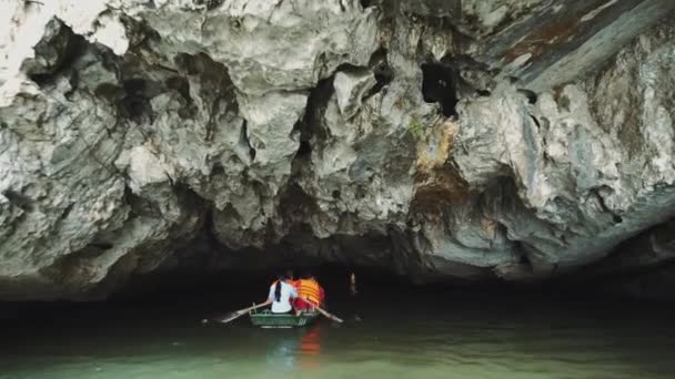 Lac des montagnes panoramiques dans la région de Ninh Binh au Vietnam — Video