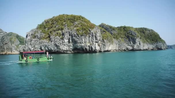 Barcos pequeños en la bahía de Halong. Cat Ba. Vietnam — Vídeo de stock